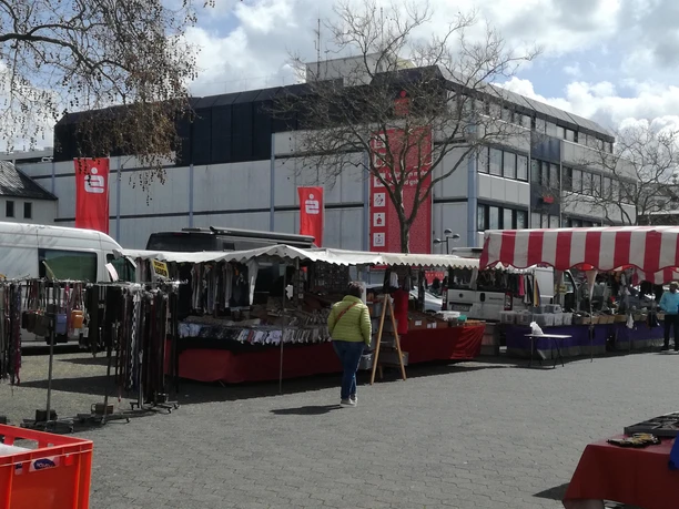 Marktstände auf dem Beda Platz