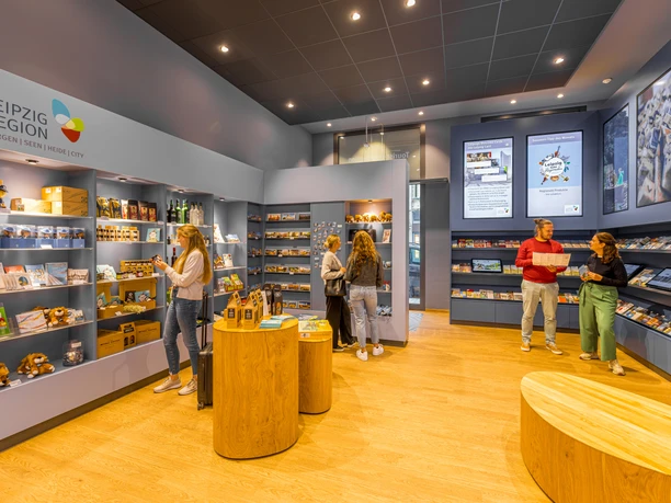 Vue de la zone des souvenirs et de la zone d'information dans le nouveau centre d'information touristique de Leipzig, Katharinenstraße 8, produits régionaux, brochures, dépliants.
