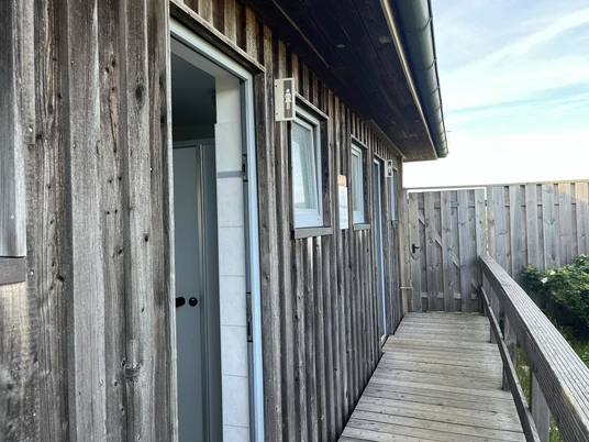 öffentliche Toilette am Strandübergang Nordseeklinik
