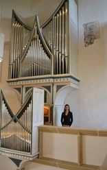 Torgau_Kantorin_Christine_Bräutigam_vor_der_Vier-Orgel_in-der_Schlosskapelle_Foto_Torgau-Informations-Center (14).JPG