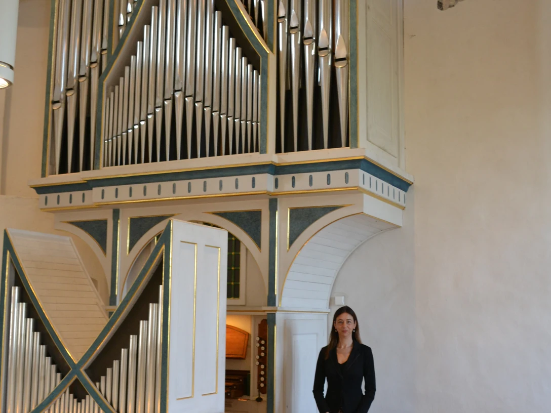 Torgau_Kantorin_Christine_Bräutigam_vor_der_Vier-Orgel_in-der_Schlosskapelle_Foto_Torgau-Informations-Center (14).JPG