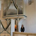 Torgau_Kantorin_Christine_Bräutigam_vor_der_Vier-Orgel_in-der_Schlosskapelle_Foto_Torgau-Informations-Center (14).JPG