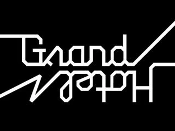 Weiße, stilisierte Schriftzüge mit dem Text "Grand Hotel" auf schwarzem Hintergrund.