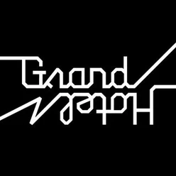 Weiße, stilisierte Schriftzüge mit dem Text "Grand Hotel" auf schwarzem Hintergrund.