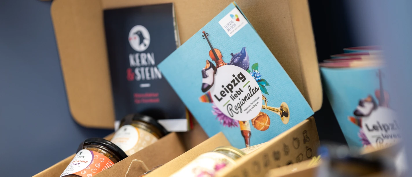 Tourist-Information Leipzig - Regionale Produkte aus Leipzig Foto einer Geschenkekiste der Leipziger Manufaktur "Kern und Stein", die im Souvenirbereich der Tourist-Information Leipzig steht, Regionale Produkte