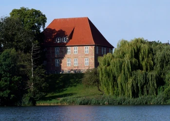 A.Paul_Weber-Museum_aussen.jpg Das A. Paul Weber Museum von außen vom Domsee aus. Backsteingebäude mit rotem Dach und weißen Fenstern.