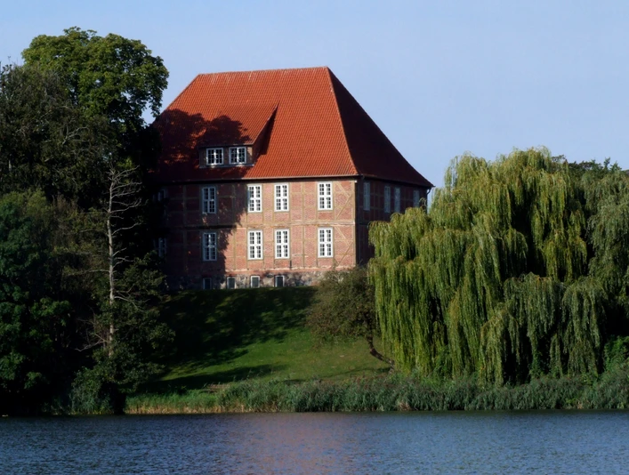 A.Paul_Weber-Museum_aussen.jpg Das A. Paul Weber Museum von außen vom Domsee aus. Backsteingebäude mit rotem Dach und weißen Fenstern.