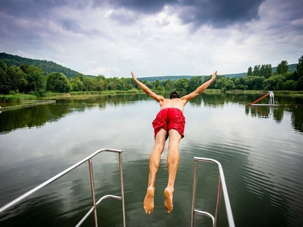 Sprung in den Bebraer Teich - weboptimiert.jpg