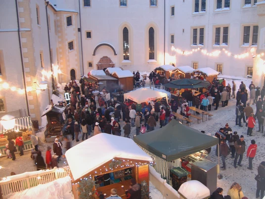 Schlossweihnacht Colditz Schloss Colditz mit Weihnachtlichen Ständen und Dekoration.Colditz Castle with Christmas stalls and decorations.Zámek Colditz s vánočními stánky a výzdobou.Zamek Colditz z bożonarodzeniowymi straganami i dekoracjami.Colditz Castle met kerstkraampjes en versieringen.Il castello di Colditz con bancarelle e decorazioni natalizie.