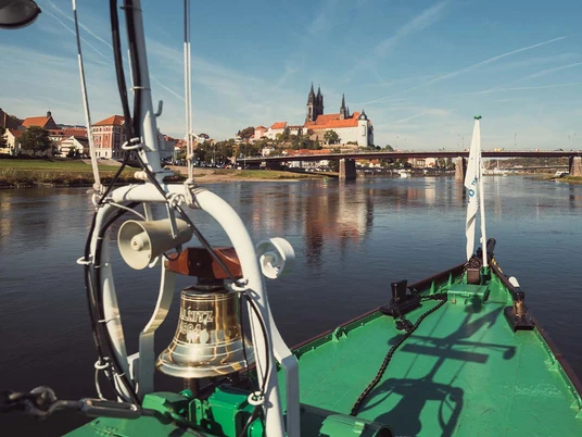 WEIßE FLOTTE SACHSEN GmbH -Tobias Ritz - Sächsische Weinstraße.jpg Schiff auf der Elbe nahe Albrechtsburg Meissen, Brücke im Hintergrund bei sonnigem Wetter.