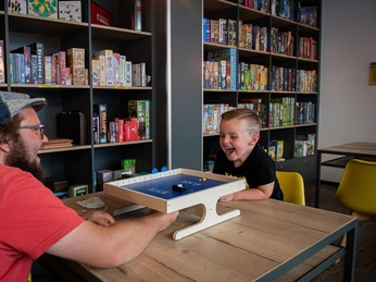 Gameorama.jpg Zeigt Vater und Sohn beim Spielen Shows father and son playingMontre un père et son fils en train de jouer