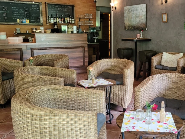 Farchauer Mühlencafe_Silvana Dust_20230704 (2)1980x1080.jpg Blick ins Café auf Tische und Sitzgruppen zum Platznehmen