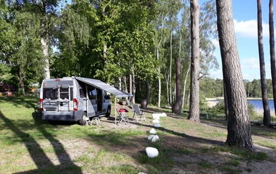 Camping Salemer See 1.jpg Campingplatz am Ufer des Salemer Sees mit Camper und aufgestelltem Stellplatz