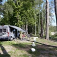 Camping Salemer See 1.jpg Campingplatz am Ufer des Salemer Sees mit Camper und aufgestelltem Stellplatz