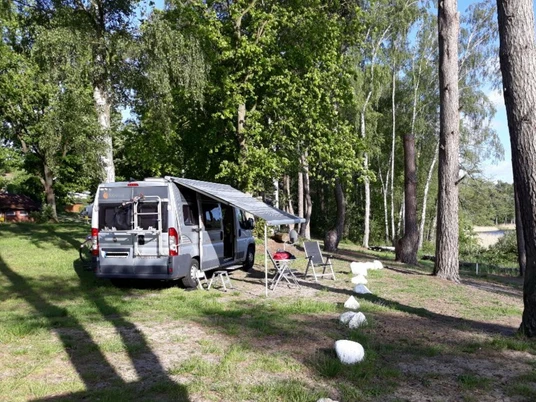 Camping Salemer See 1.jpg Campingplatz am Ufer des Salemer Sees mit Camper und aufgestelltem Stellplatz