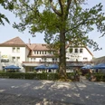 Waldhotel_Baerenstein_Aussen.jpg Das Waldhotel Bärenstein präsentiert sich umgeben von grünen Bäumen mit einladender Außenterrasse.