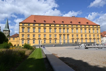 kasteel Osnabrück Achteraanzicht van het kasteel met watervallen