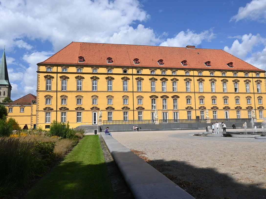 Schloss mit Platz.JPG Rückansicht des Schlosses mit Wasserkaskaden Rear view of the castle with water cascadesAchteraanzicht van het kasteel met watervallenUdsigt til slottet bagfra med vandkaskader