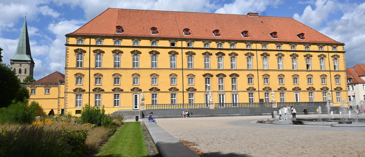 Schloss mit Platz.JPG Rückansicht des Schlosses mit Wasserkaskaden