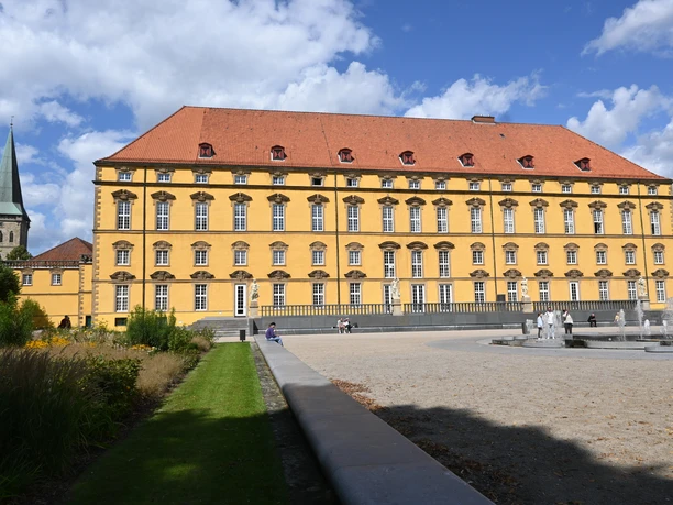 Schloss mit Platz.JPG Rückansicht des Schlosses mit Wasserkaskaden