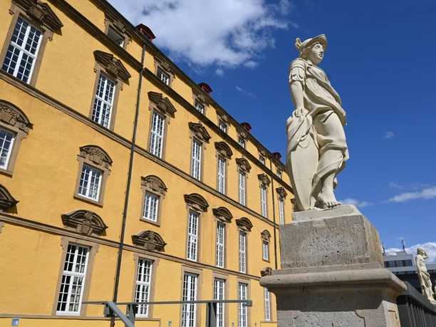 Schlossfassade Schlossfassade mit Skulptur