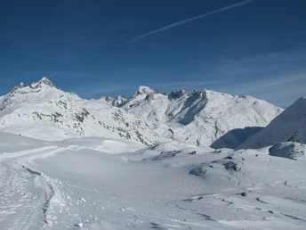 Die weissen Gipfel der Gärstenhörner und des Galenstock