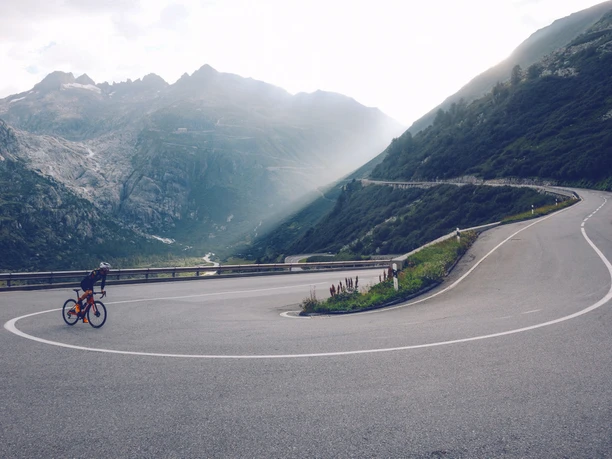 Aufstieg zum Furkapass mit dem Rhonegletscher im Hintergrund
