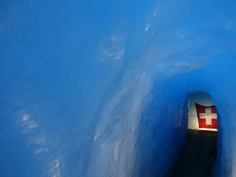 Eisgrotte im Rhônegletscher