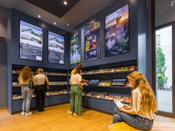Tourist-Information-Leipzig-Themenecke-Tablets-Prospekte-Service-Broschüren-Reise-Philipp-Kirschner-leipzig-travel.jpg Besucher informieren sich in einem modernen Raum voller Prospekte und Bildschirmen in Leipzig.Visitors gather information in a modern room full of brochures and screens in Leipzig.Návštěvníci sbírají informace v moderní místnosti plné brožur a obrazovek v Lipsku.Odwiedzający zbierają informacje w nowoczesnym pomieszczeniu pełnym broszur i ekranów w Lipsku.Bezoekers verzamelen informatie in een moderne ruimte vol brochures en beeldschermen in Leipzig.I visitatori raccolgono informazioni in una moderna sala piena di opuscoli e schermi a Lipsia.