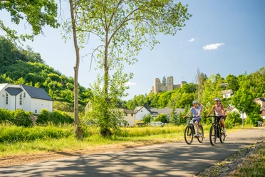 Nims-Radweg mit Burg Schönecken im Hintergrund