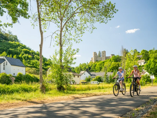 Nims-Radweg mit Burg Schönecken im Hintergrund