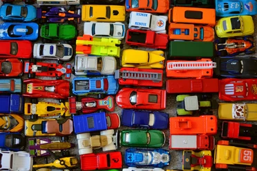 Parken auf der Insel Parken auf der Insel. Bunte Spielzeugautos stehen eng nebeneinander.