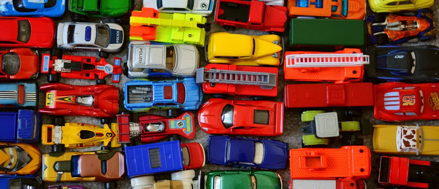 Parken auf der Insel Parken auf der Insel. Bunte Spielzeugautos stehen eng nebeneinander.