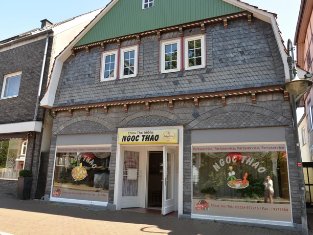 China-Thai Imbiss Ngoc Thao.jpg Zweistöckiges Fachwerkhaus mit Schieferdach beherbergt den China-Thai Imbiss Ngoc Thao.