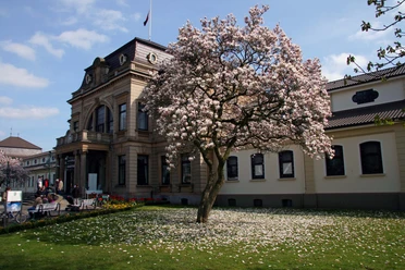 Kurmittelhaus Bad Rothenfelde In het Kurmittelhaus in kuuroord Bad Rothenfelde kun je terecht voor baden, therapieën, kuren en behandelingen met zout water