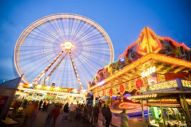 Halle Gartlage Karussell zur blauen Stunde auf dem Jahrmarkt Halle Gartlage