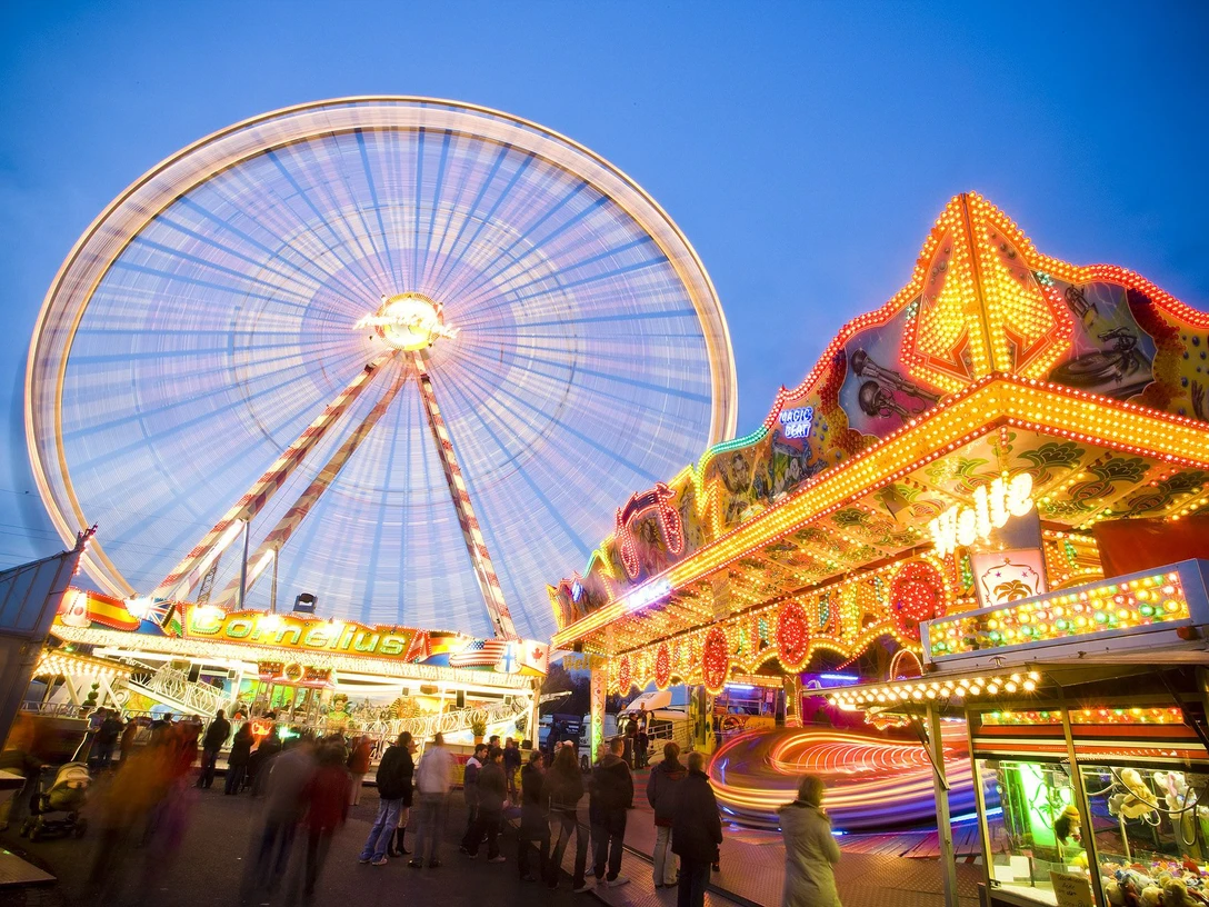 Zaal Gartlage Karussell zur blauen Stunde auf dem Jahrmarkt Halle GartlageCarousel at the blue hour at the Halle Gartlage funfairCarrousel op het blauwe uur op de kermis van Halle Gartlage