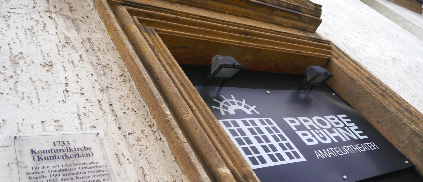 PROBEBÜHNE Osnabrück Eingang zur Probebühne Osnabrück, ein Amateur-Theater, mit historischem Kirchenportal und Infotafel.