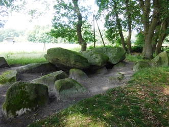 Großsteingräber bei den Düvelskuhlen Großsteingrab aus moosbewachsenen Findlingen unter alten Bäumen im Naturpark Hümmling.