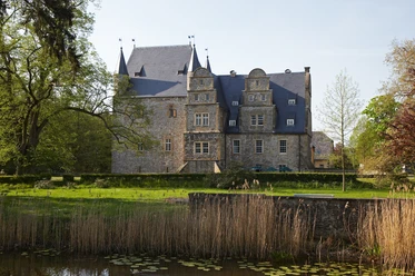 Waterburcht Schelenburg De Waterburcht Schelenburg in Bissendorf in het Osnabrücker Land is een renaissancegebouw met gotische verdedigingstoren