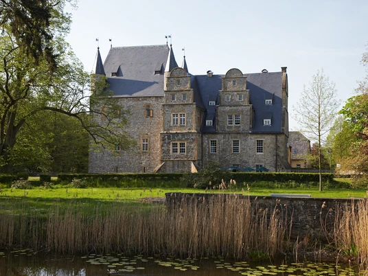 Waterburcht Schelenburg De Waterburcht Schelenburg in Bissendorf in het Osnabrücker Land is een renaissancegebouw met gotische verdedigingstorenDe Waterburcht Schelenburg in Bissendorf in het Osnabrücker Land is a renaissancegebouw met gotische verdedigingstorenWaterburcht Schelenburg i Bissendorf i Osnabrücker Land er et renæssancebyggeri med gotiske forsvarsværker.De Waterburcht Schelenburg in Bissendorf in het Osnabrücker Land is een renaissancegebouw met gotische verdedigingstoren