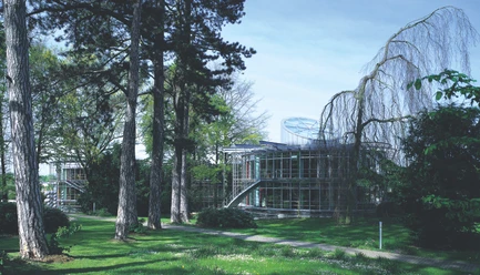 Die Deutsche Bundesstiftung Umwelt in Osnabrück Moderne Glasarchitektur der Deutschen Bundesstiftung Umwelt, umgeben von hohen Bäumen und Grünflächen.