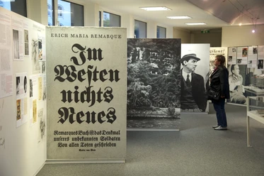 Erich Maria Remarque-Friedenszentrum Erich Maria Remarque-Friedenszentrum mit Ausstellungsstücken zu Remarques Werk und Leben.