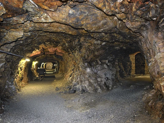 Der Hasestollen am Piesberg in Osnabrück Der Hasestollen am Piesberg in OsnabrückThe Hasestollen on the Piesberg in OsnabrückDe Hasestollen is een mijngang in het noorden van OsnabrückHasestollen på Piesberg i Osnabrück