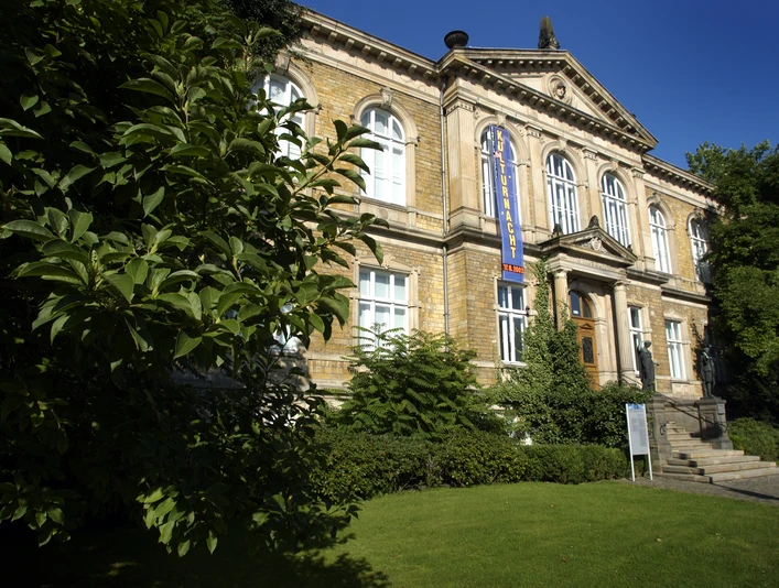 Das Kulturgeschichtliche Museum in Osnabrück Historisches Backsteingebäude des Kulturgeschichtlichen Museums Osnabrück, umgeben von Grün.