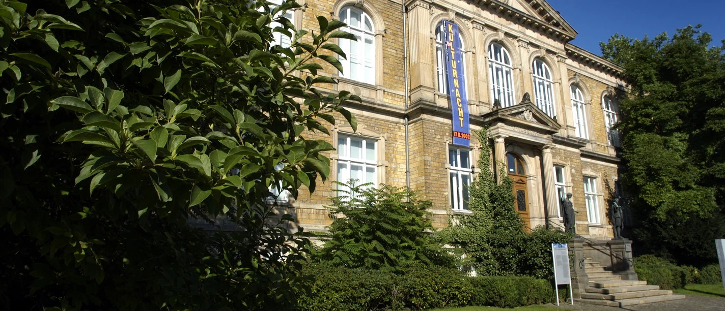 Museum van de cultuurgeschiedenis in Osnabrück Historisch bakstenen gebouw van het Osnabrücker Kulturhistorisches Museum, omgeven door groen.