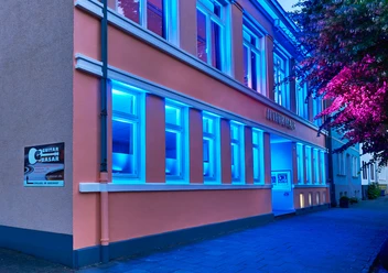Das Lutherhaus in Osnabrück Das Lutherhaus in Osnabrück beeindruckt in der Abenddämmerung mit seiner stimmungsvollen blauen Beleuchtung.