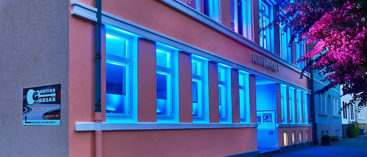 Das Lutherhaus in Osnabrück Das Lutherhaus in Osnabrück beeindruckt in der Abenddämmerung mit seiner stimmungsvollen blauen Beleuchtung.