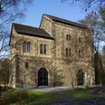 Das Museum Industriekultur in Osnabrück Backsteingebäude des Museums Industriekultur in Osnabrück mit Bögen und Fenstern, umgeben von Bäumen.Brick building of the Museum of Industrial Culture in Osnabrück with arches and windows, surrounded by trees.Bakstenen gebouw van het Museum voor Industriële Cultuur in Osnabrück met bogen en ramen, omringd door bomen.