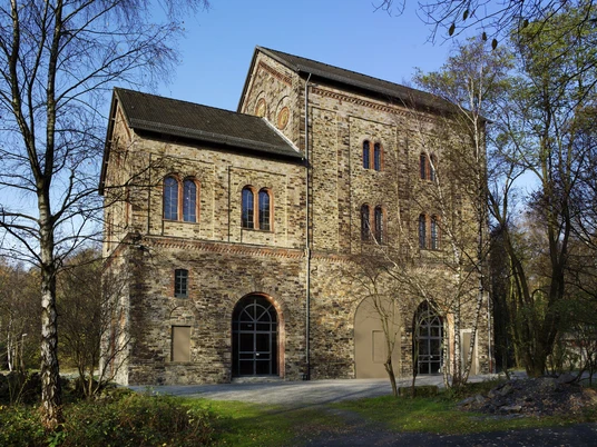 Das Museum Industriekultur in Osnabrück Backsteingebäude des Museums Industriekultur in Osnabrück mit Bögen und Fenstern, umgeben von Bäumen.Brick building of the Museum of Industrial Culture in Osnabrück with arches and windows, surrounded by trees.Bakstenen gebouw van het Museum voor Industriële Cultuur in Osnabrück met bogen en ramen, omringd door bomen.